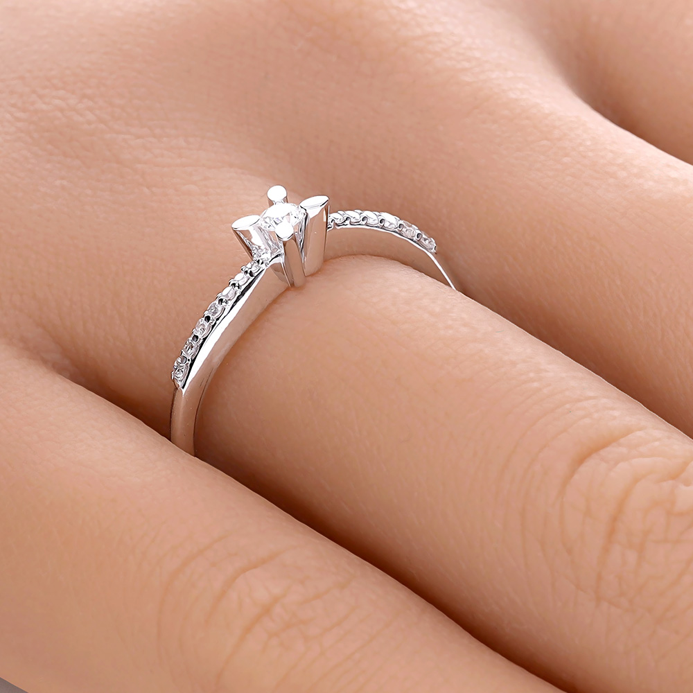 ADL037-hand-web-zoom