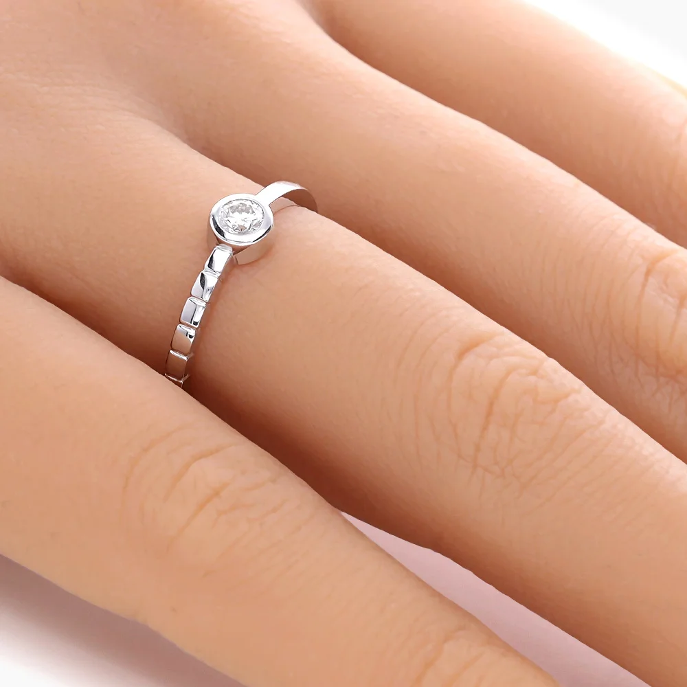 ADL226-hand-web-zoom