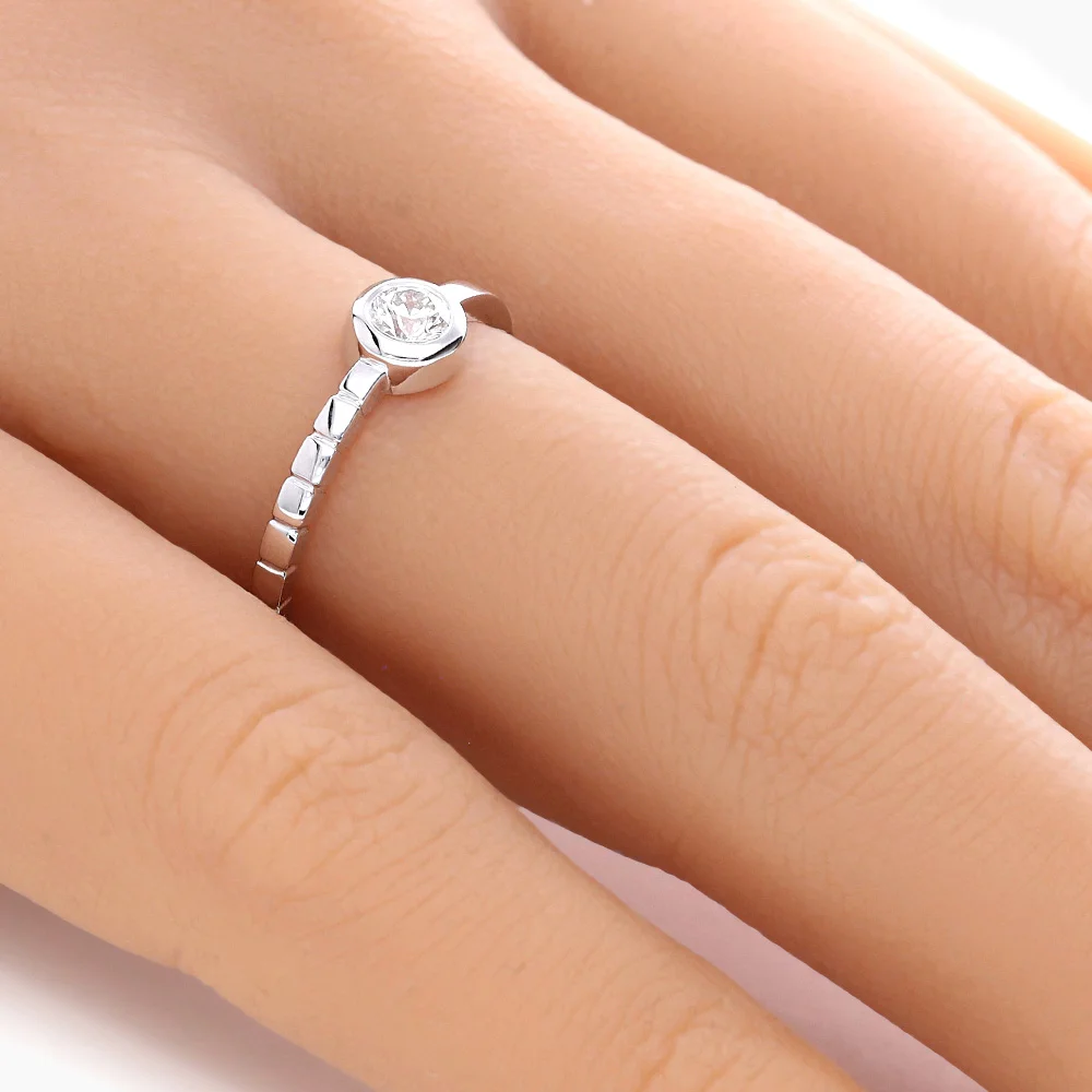 ADL227-hand-web-zoom